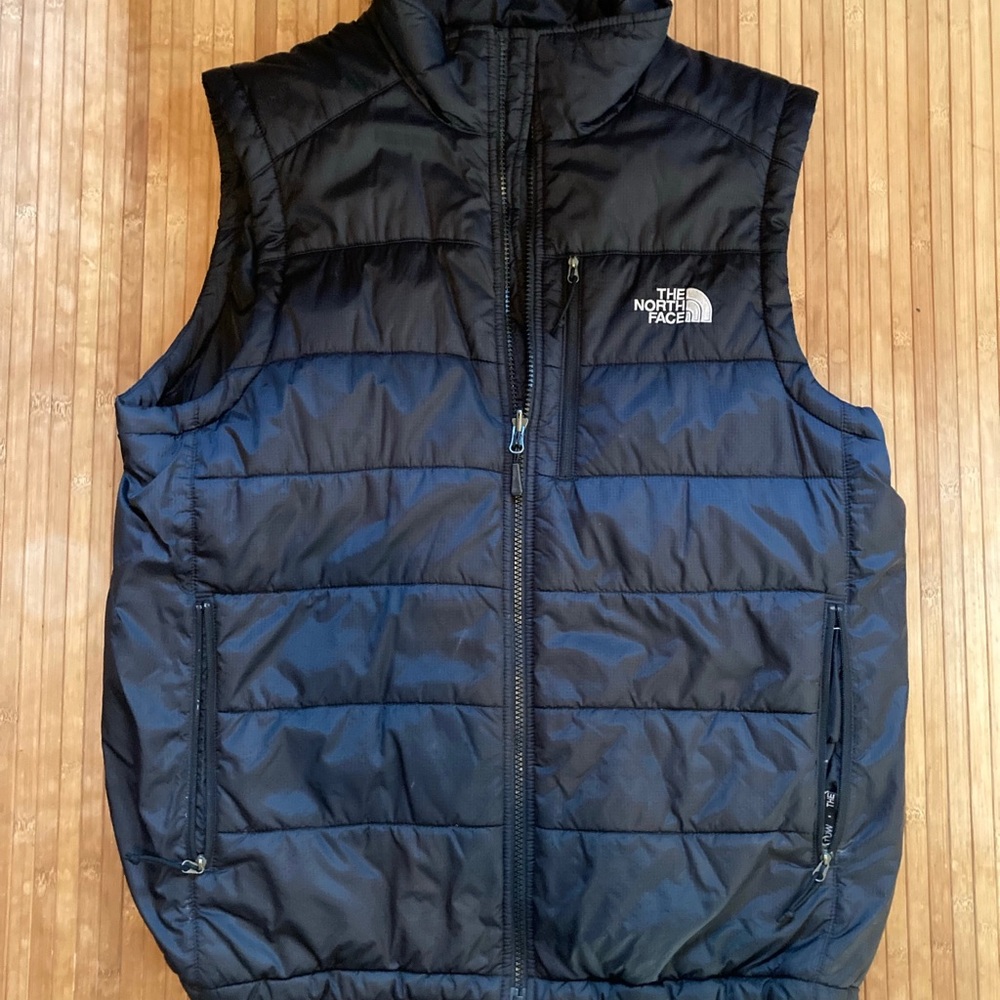 Men’s North Face Down Vest Size L gently used. Bungee bottom